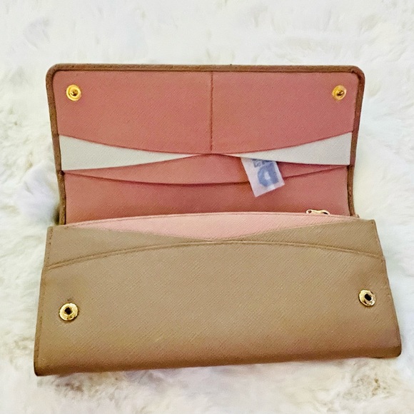 Prada Wallet - Picture 9 of 10